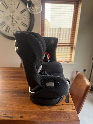 Maxi Cosi car seat 9-18kg (covers washed) x2