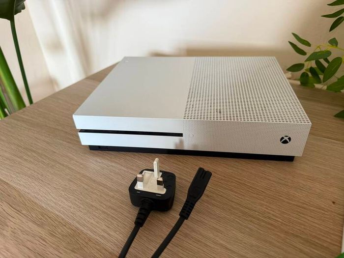 Xbox One S + 4 Games