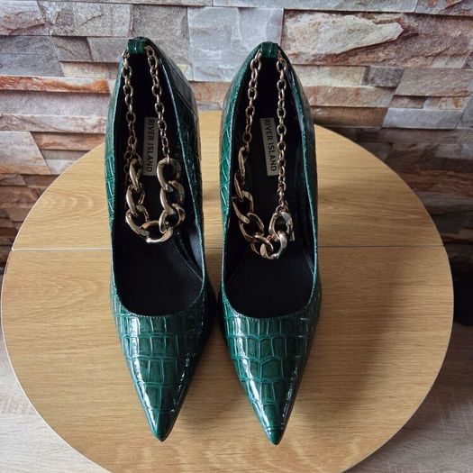 BNWT Green heels with gold ankle chains, size 6