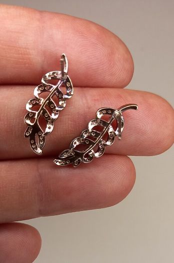 Vintage jewelry is sold individually for 5 to 10 euros
