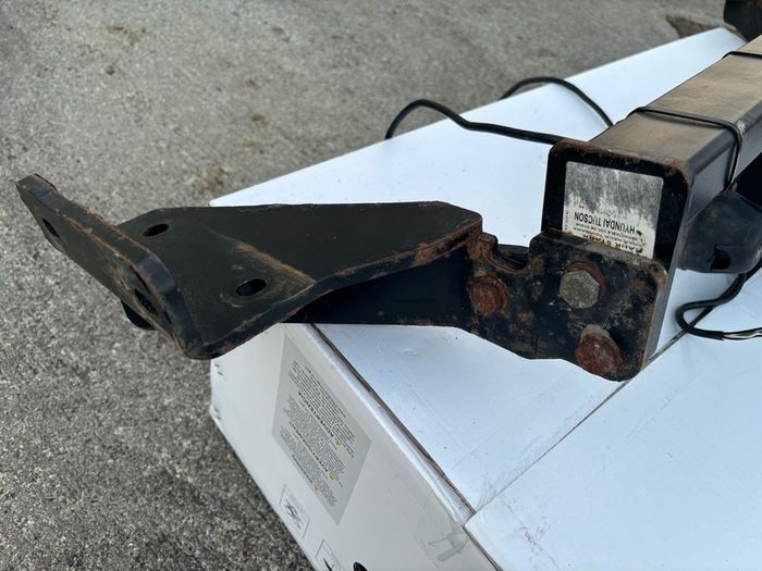 Hyundai Tucson Tow Hitch Bar & Light Plug