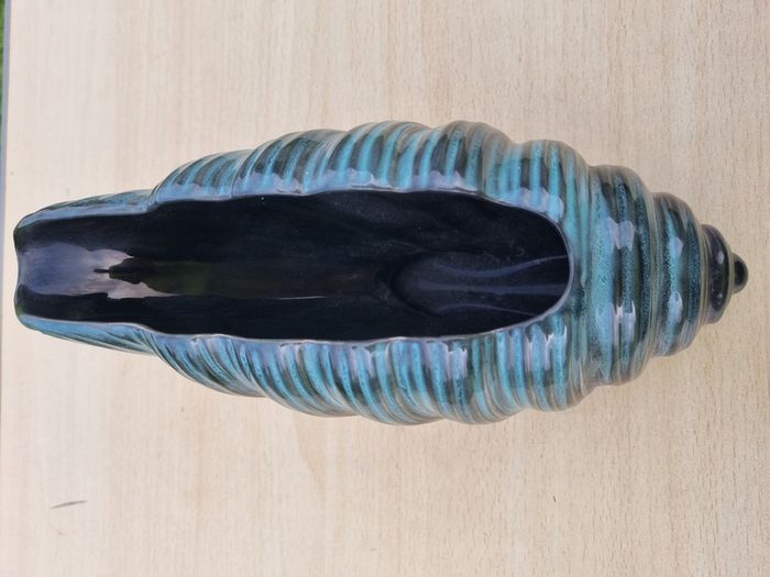 Classic Sylvac shell pottery mantle vase (mold number 399)