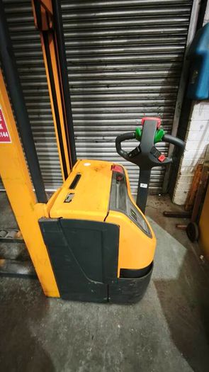 Jungheinrich EJC 220 electric pedestrian stacker