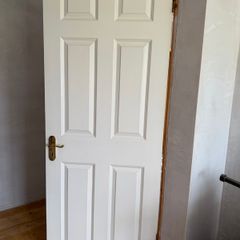 6 Matching Internal Doors 20e each or 110e for the lot. OFFERS WELCOME