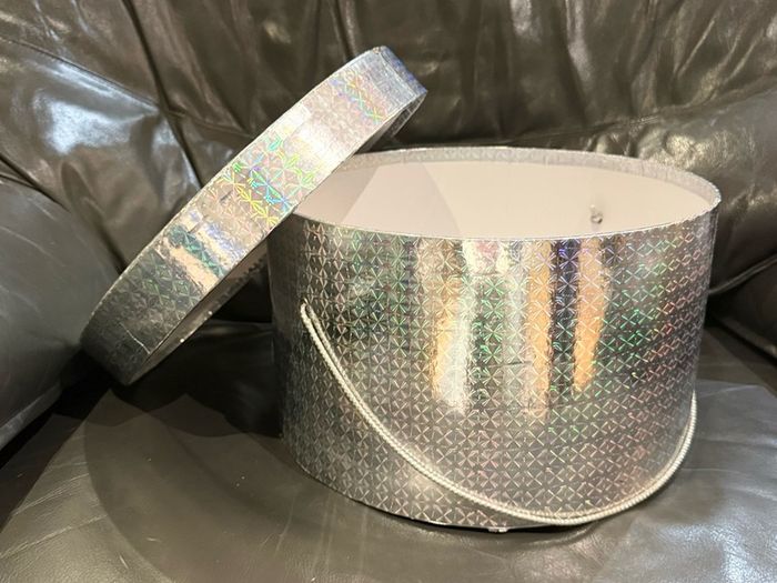 Hat box metallic silver.