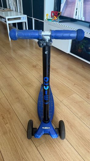 Micro Maxi Plus 3 Wheel Scooter with LED Wheels Blue
