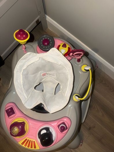 Baby walker with wheels