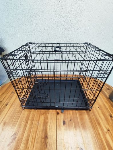 Folding metal dog crate with tray