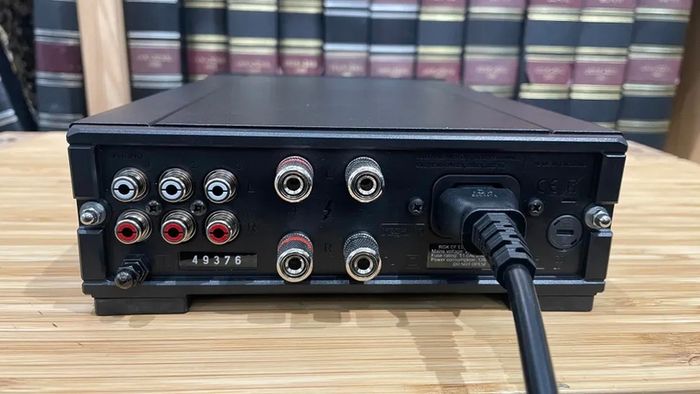 Rega Io Amplifier with Phono stage high quality amplifier as new with Remote