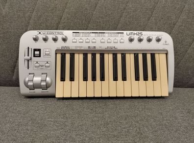 Behringer UMX25 Midi Controller