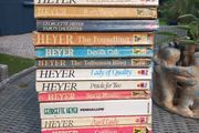 18 Georgette Heyer paperbacks, D18