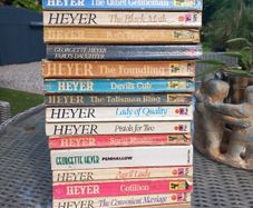 18 Georgette Heyer paperbacks, D18