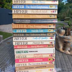 18 Georgette Heyer paperbacks, D18