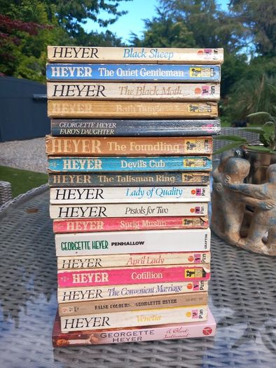 18 Georgette Heyer paperbacks, D18