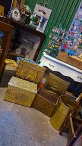 Vintage hammered brass fireside items..
