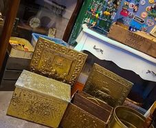 Vintage hammered brass fireside items..