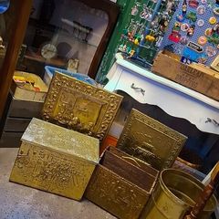 Vintage hammered brass fireside items..
