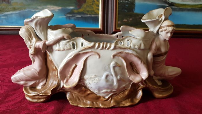 Circa 1897-1906 Collector's Piece Antique  Ernst Wahliss Depose EW Turn Wien Large Porcelain Centerpiece Vase / Jardiniere  Made In Austria