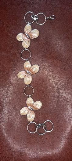 Vintage jewelry is sold individually for 5 to 10 euros