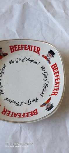 beefeater gin of England, advertising ashtray,,used good condition,,,buyer collects or pays postage thank you,,take as is ,,collectors item with smoking bans