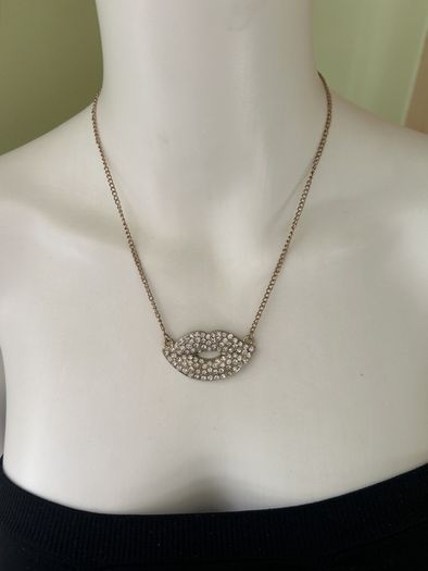 Gold tone sparkling lips necklace