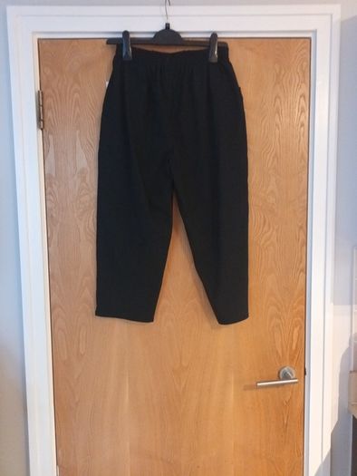Fin Black  Cropped Trousers.  Size. 16.  B.N.W.T