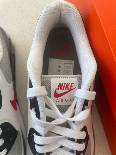 Spikeless golf shoes