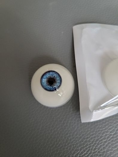 Pair of glass eyes