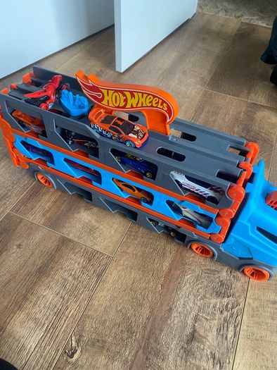 hot wheels speedway hauler plus 6 cars
