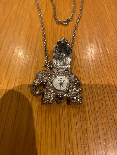 Long Chain With elephant pendant clock
