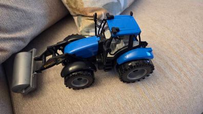 Farm truck with roller