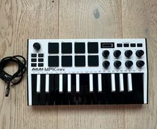 AKAI MPKI Midi Keyboard Mini
