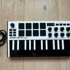 AKAI MPKI Midi Keyboard Mini