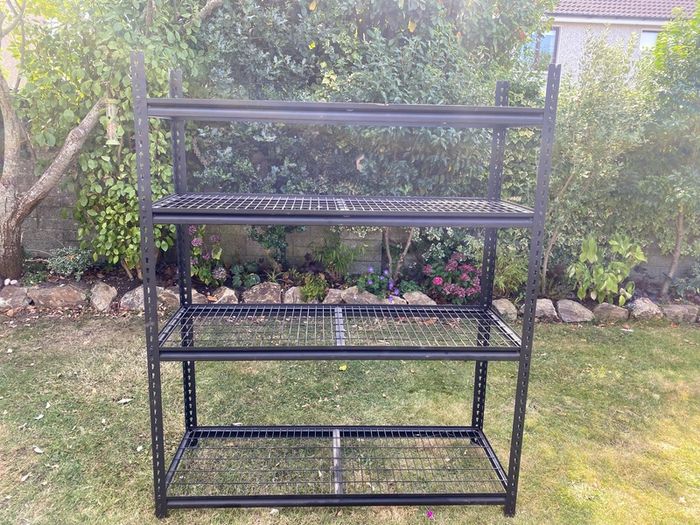 Metal shelving unit