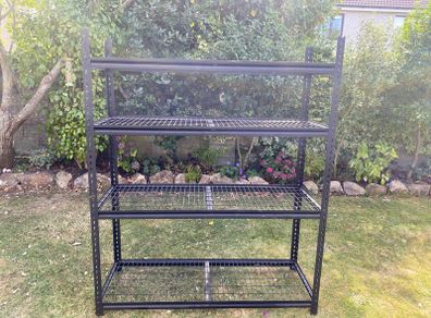 Metal shelving unit