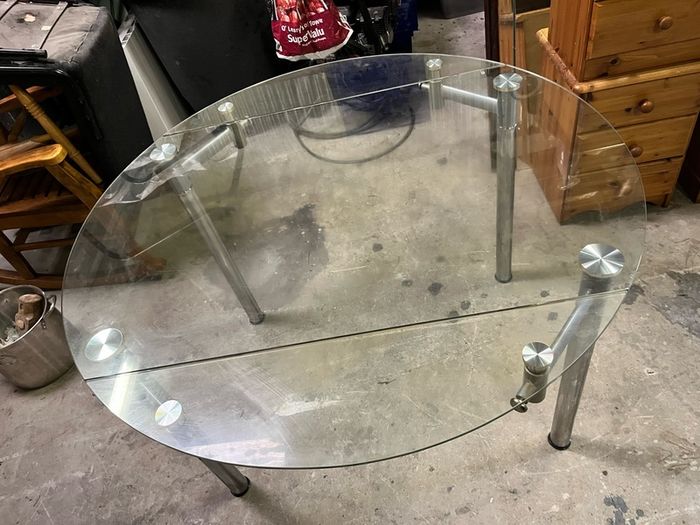 Round dining table - extending sides