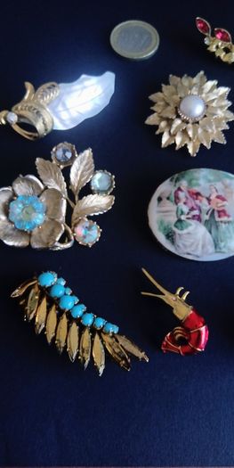 Collection of ten vintage costume brooches