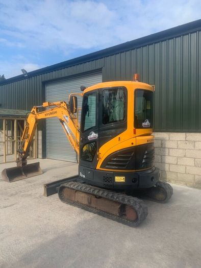 Hyundai 2.7 tonne not 3 tonne digger