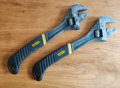 Pair of adjustable spanners