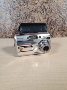 FUJIFILM FINEPIX A340 digital camera 4MP mega pixels TAKES 2 X AA batteries