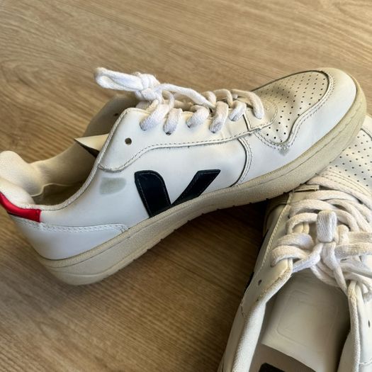 VEJA V 10 leather trainers UK 5