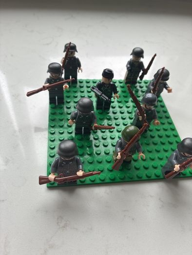 10 Lego figures
