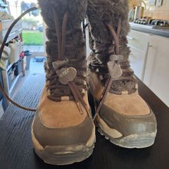 snowboots