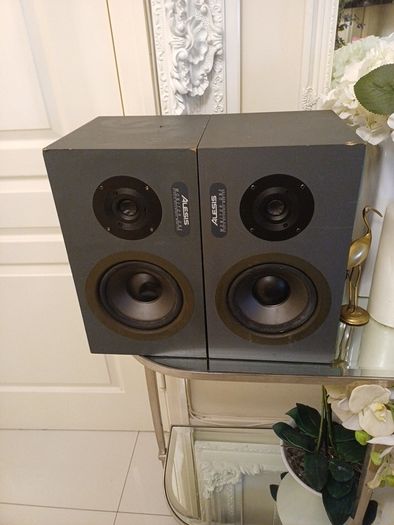 ALESIS monitor one speaker