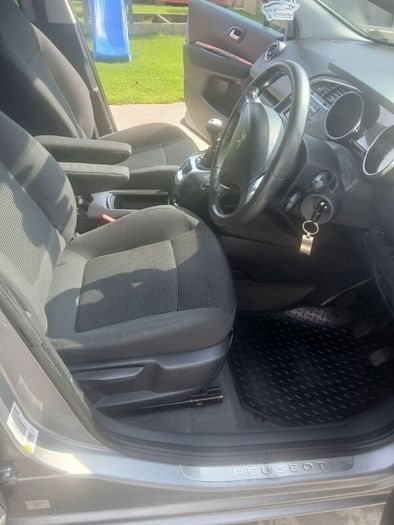Peugeot 5008 2015.