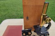 Leitz microscope