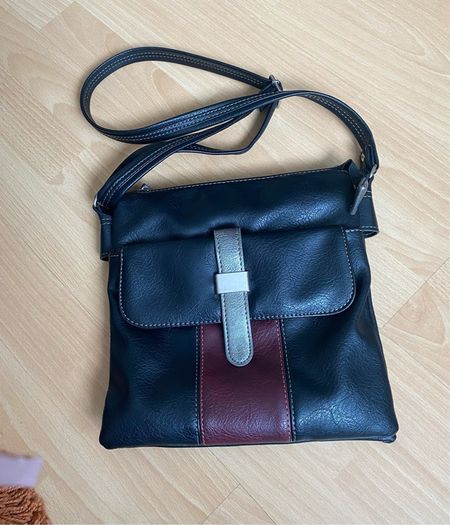 Beautiful ladies shoulder crossbody handbag with adjustable shoulder strap