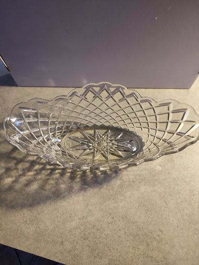 Lagrge Ovel Crystal Bowl As Center Pice.