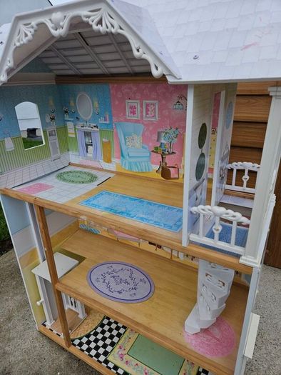 Beautiful dolls house. In very good condition. Available immediately