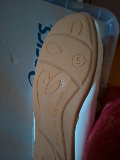 NWT White EMU Moccasin Leather Shoes size 5